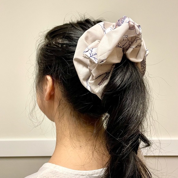 Oversized Beige & White Floral Scrunchie - Picture 4 of 4